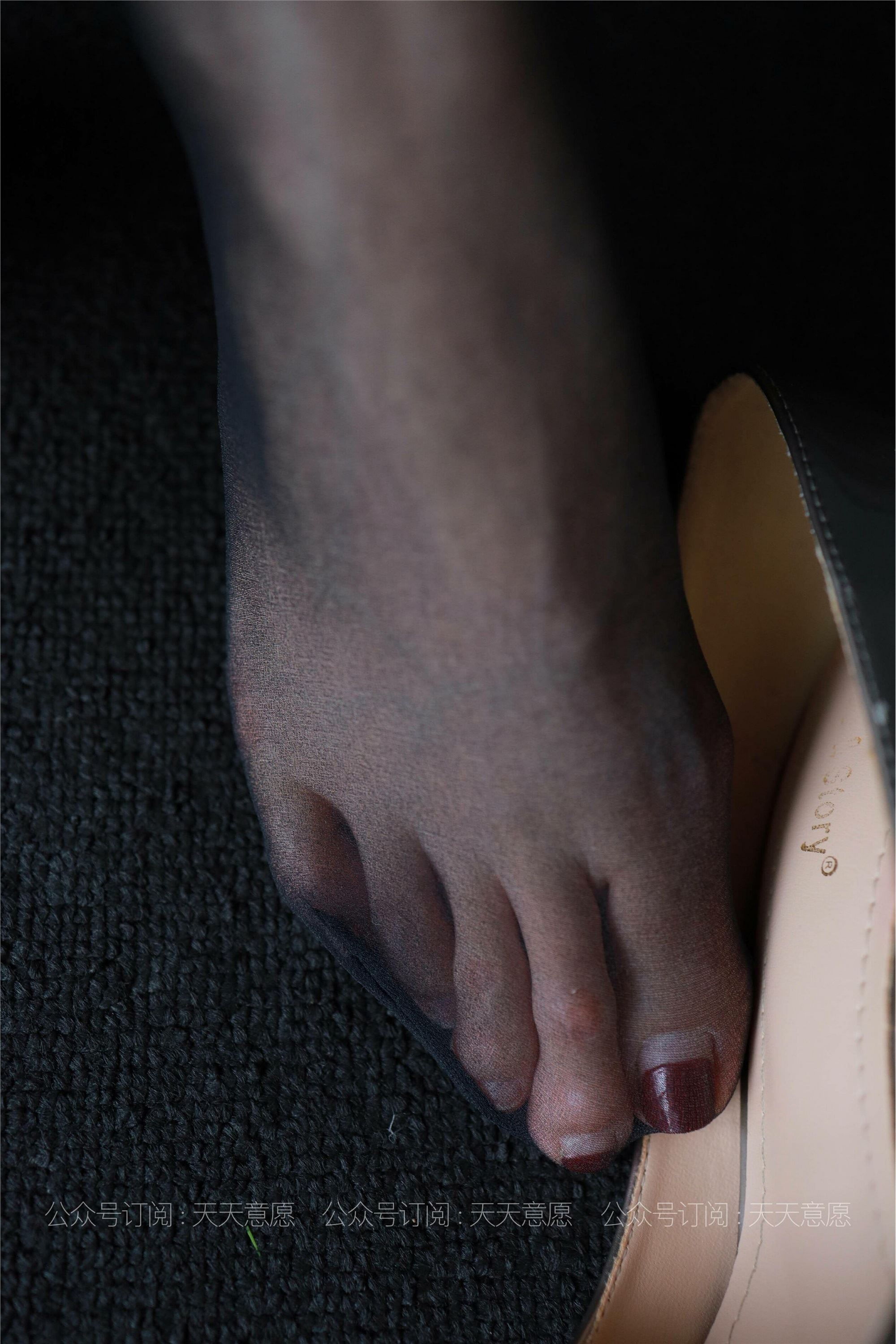 IESS异思趣向 - 模特：羽西《沙发上的黑丝》